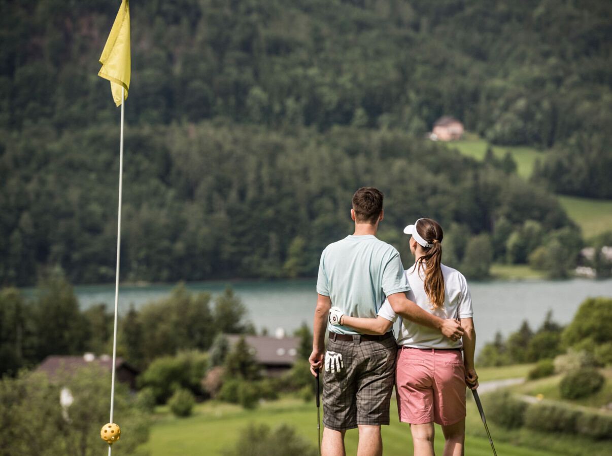 Golfgenuss am Fuschlsee - Pärchen am hoteleigenen Golfplatz des Hotel Ebner's Waldhof am See.