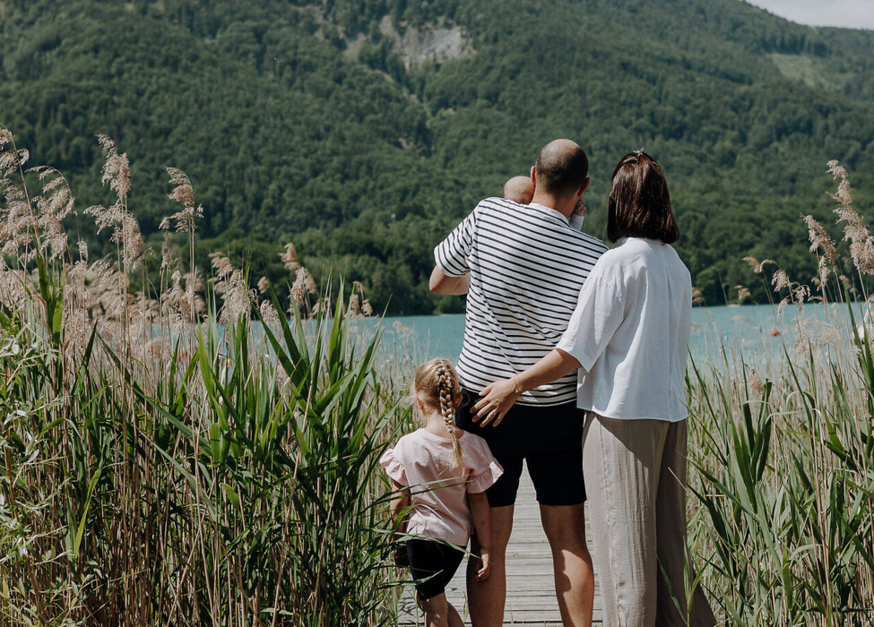 Blick aus dem Panorama-Ruheraum auf den sommerlichen Fuschlsee im Salzkammergut.