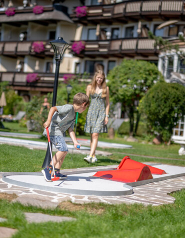 Familie beim Minigolfspielen auf dem hoteleigenen Minigolfplatz