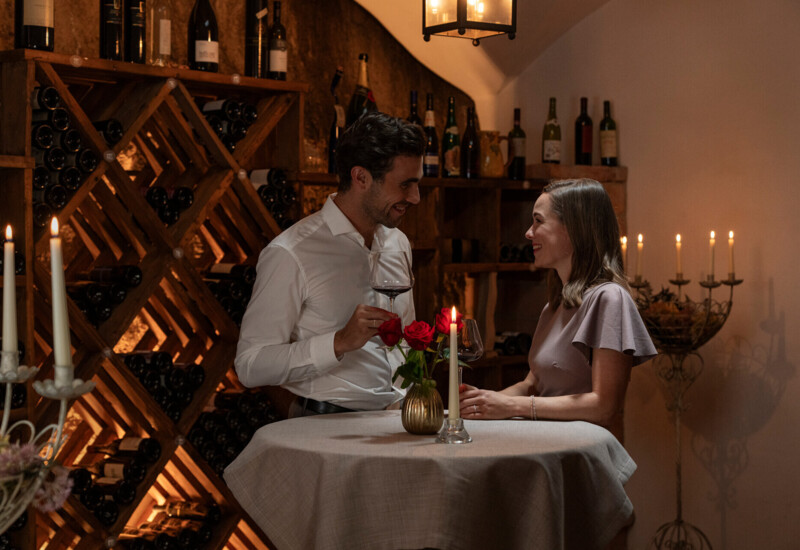 Pärchen bei einem romantischen Spaziergang auf dem Badesteg des Hotel Ebner's Waldhof am Fuschlsee, Salzkammergut.