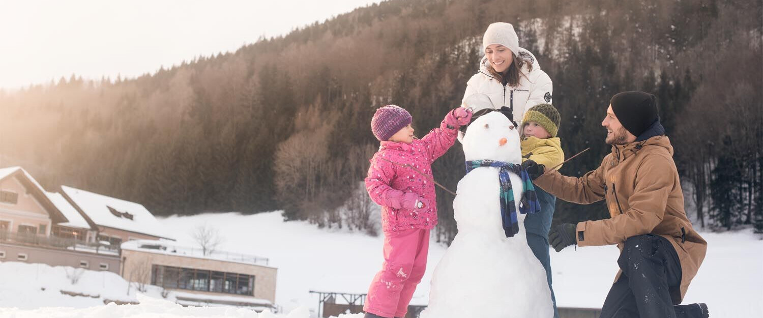 Familie beim Picknick im Sommer am Seeufer des Fuschlsee.