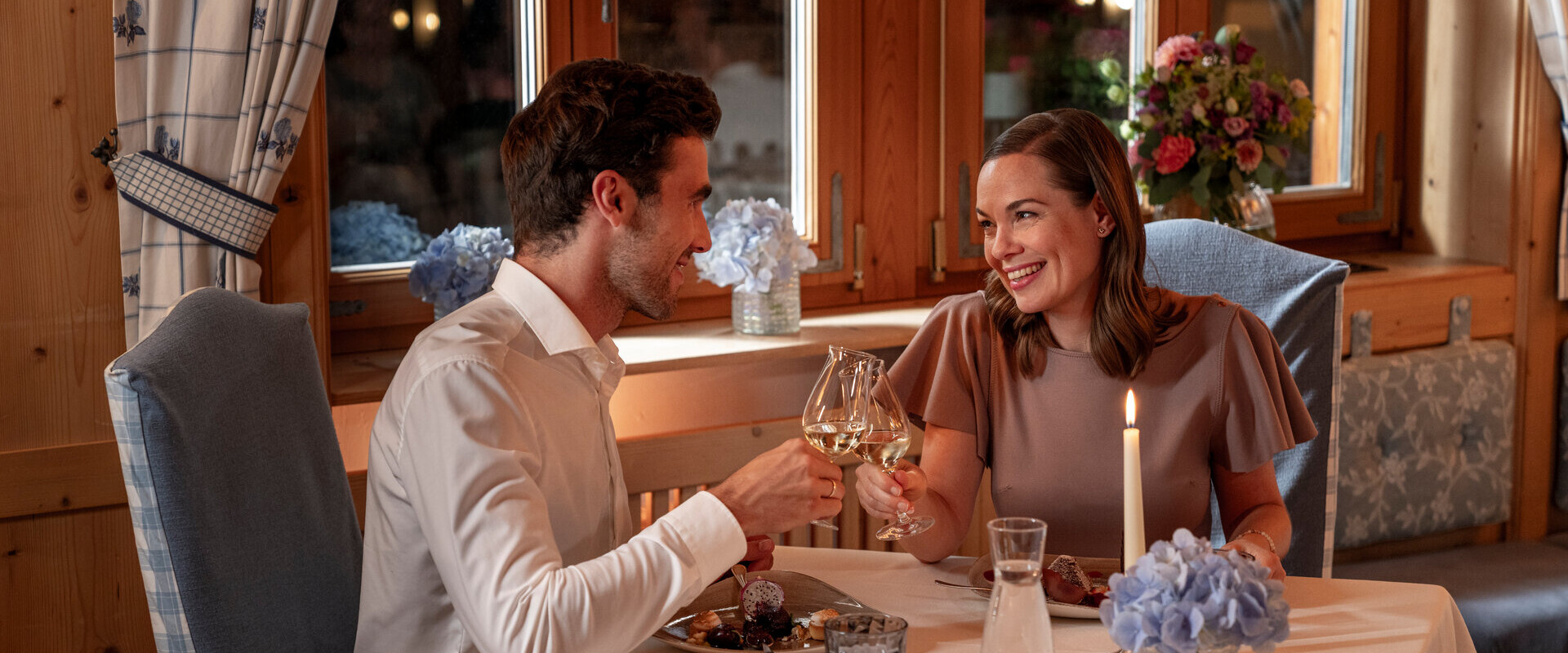 Außenpool des 4*S Wellnesshotel Ebner's Waldhof bei Sonnenuntergang.