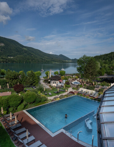 Außenansicht im Sommer des 4*S Wellnesshotel Waldhof Fuschlsee Resort