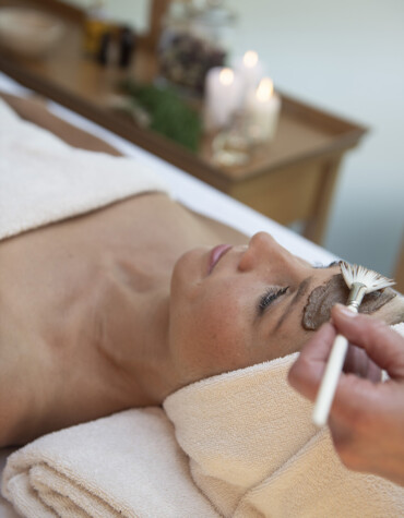 Gesichtsbehandlung im Spa des Wellnesshotels Waldhof Fuschlsee Resort.