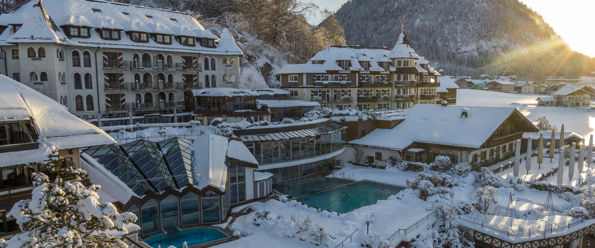 Panoramablick auf den winterlichen Fuschlsee bei Salzburg.