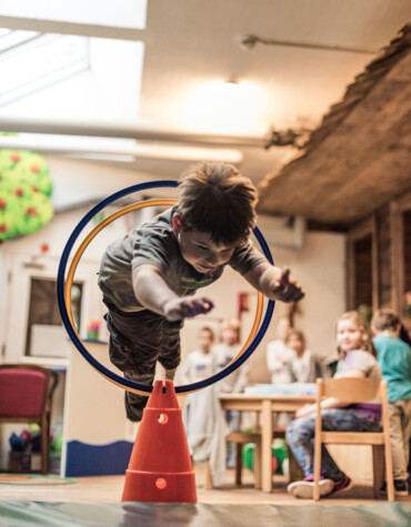 Kind beim Spielen im Indoor-Spielzimmer im Familienhotel Waldhof Fuschlsee Resort.