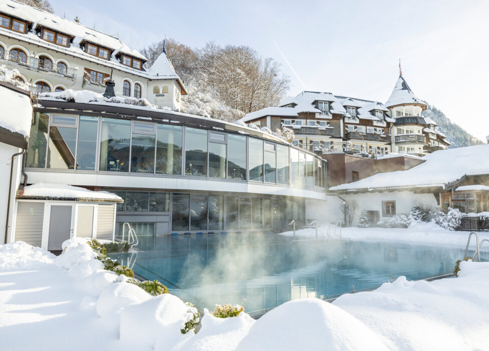 Blick aus dem Panorama-Ruheraum auf den sommerlichen Fuschlsee im Salzkammergut.