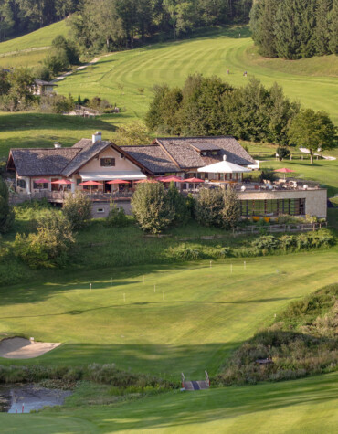 Blick auf die Waldhofalm mit Golfclub am Fuschlsee, Salzkammergut.