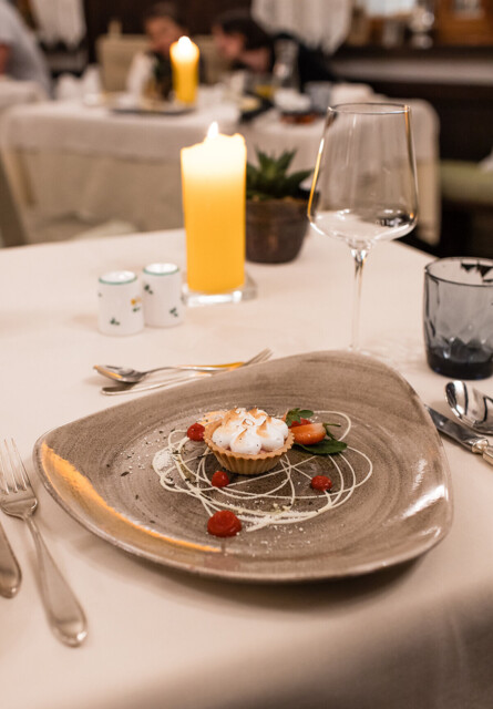 Elegant gedeckter Tisch im Gourmethotel Waldhof Fuschlsee Resort.