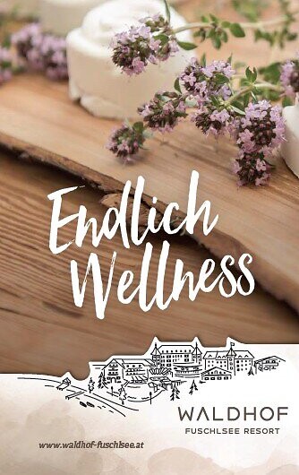 Endlich Wellness: Holzplatte mit Kräutern und Spa-Elementen im Waldhof Fuschlsee Resort.