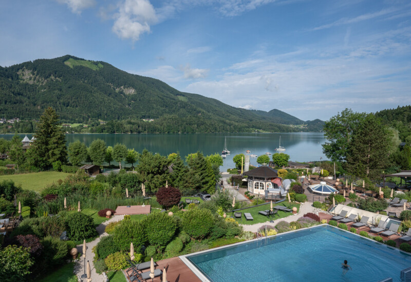 Junge Dame mit Turban nach einer Wellness-Anwendung im Urlaub für Alleinreisende im Hotel Ebner's Waldhof.