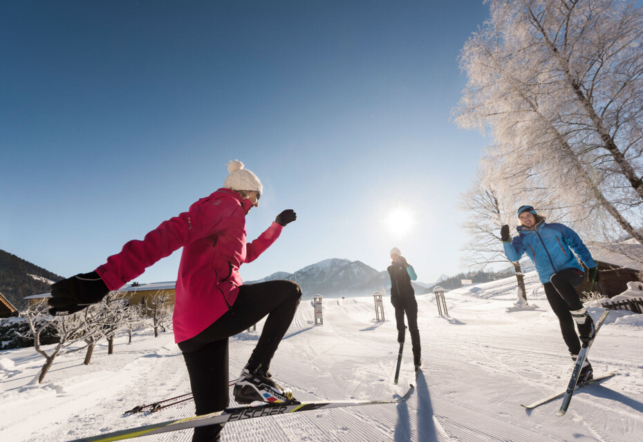 Langläufer beim Warm-up auf der Loipe.
