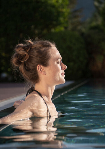 Frau entspannt im Außenpool