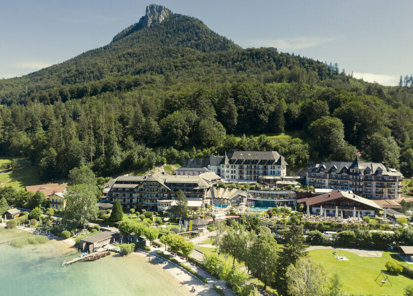Aktivurlaub am Fuschlsee - Pärchen beim Rodeln auf der Waldhofalm.