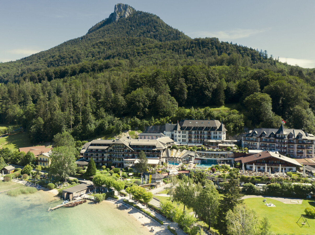 Herrlicher Sonnenuntergang am Fuschlsee mit Blick in die Berge..