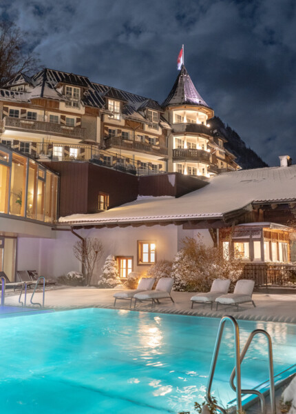 Entspannung pur im großzügigen Garten mit Liegestühlen des Hotel Ebner's Waldhof am Fuschlsee.