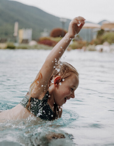 Der Outdoor-Pool im Familienhotel Waldhof Fuschlsee Resort.