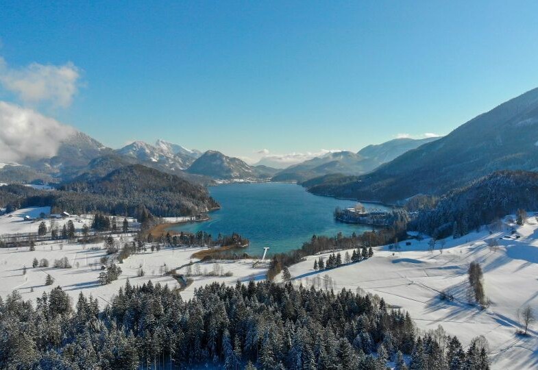 Blick auf den winterlichen Fuschlsee im Salzkammergut.