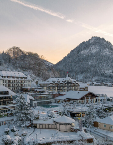 Außenansicht im Sommer des 4*S Wellnesshotel Waldhof Fuschlsee Resort