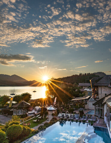 Außenansicht im Sommer des 4*S Wellnesshotel Waldhof Fuschlsee Resort