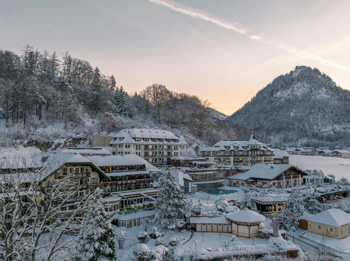 Herrlicher Sonnenuntergang am Fuschlsee mit Blick in die Berge..