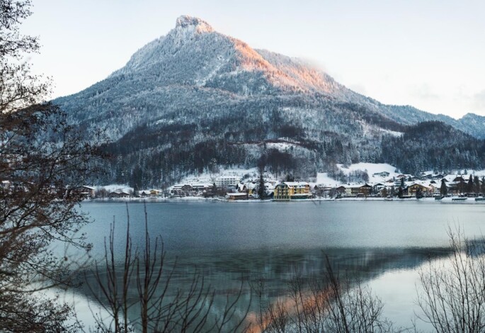 Ein Ort der Ruhe - Panoramablick von der Terrasse des Hotel Ebner's Waldhof am Fuschlsee.