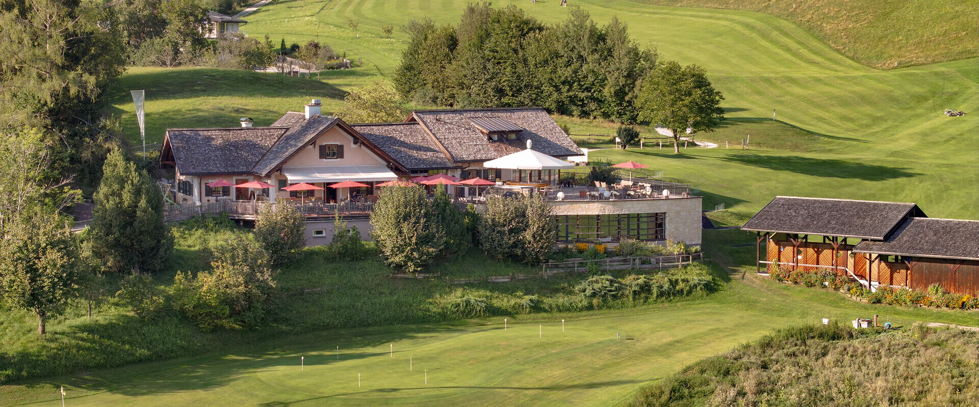 Die tief verschneite Waldhofalm mit der Waldhof Winterwelt.