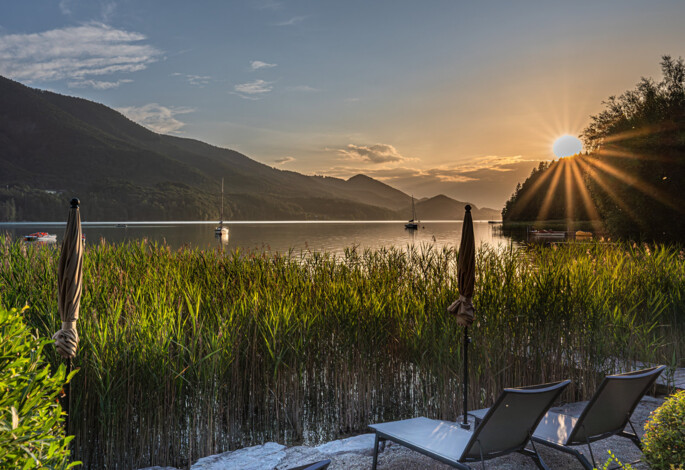 Sonnenuntergang am Badestrand des Wellnesshotel Ebner's Waldhof nahe der Stadt Salzburg.