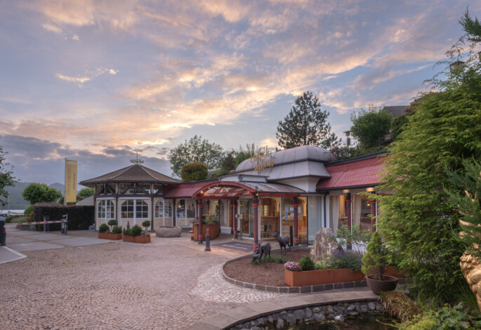 Winter und Wellness in perfekter Kombination: der verschneite Außenpool im Waldhof Fuschlsee Resort..