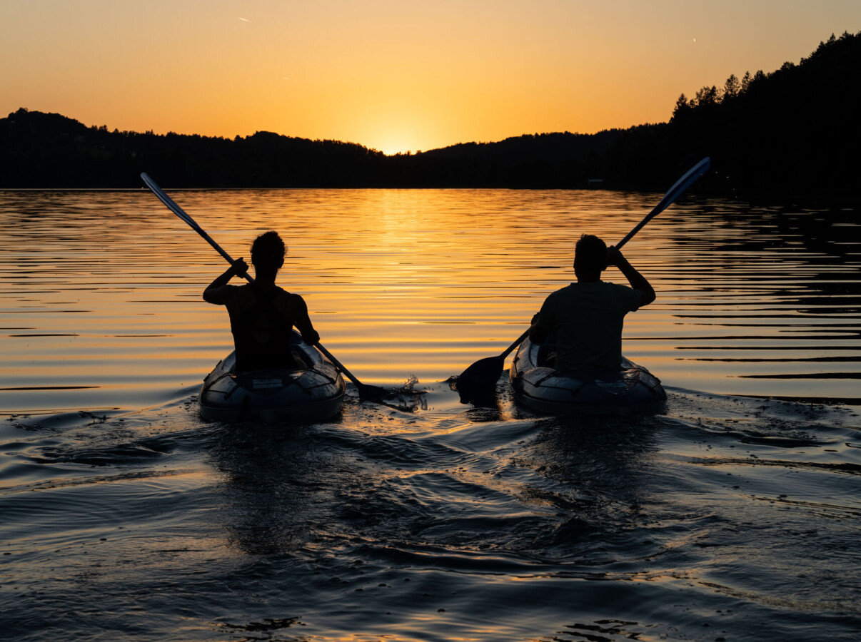Pärchen beim Radfahren mit Blick auf den Fuschlsee im Salzkammergut.