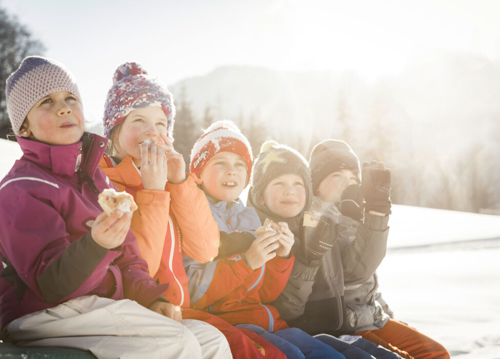 Im Winterurlaub mit Kindern herrliche Köstlichkeiten aus der regionalen Küche im Hotel Ebner's Waldhof genießen.