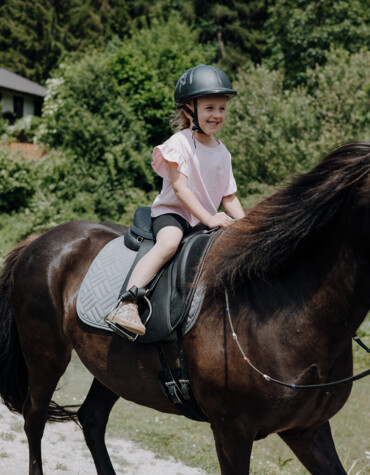 Kind beim Spielen im Indoor-Spielzimmer im Familienhotel Waldhof Fuschlsee Resort.