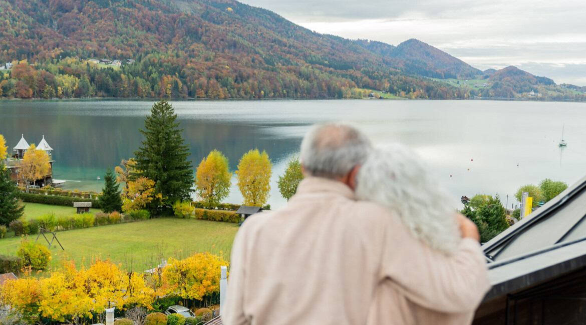 Paar mit Aussicht auf See