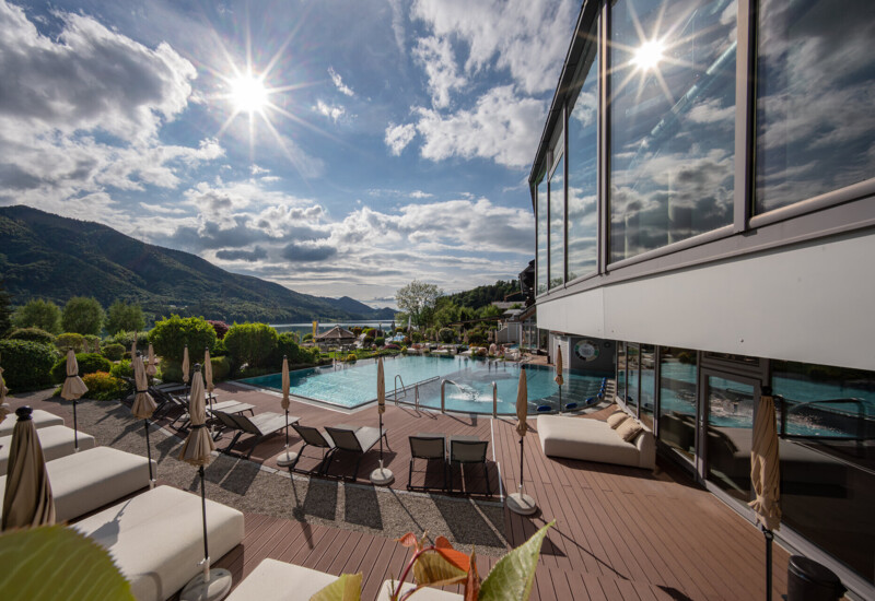 Pärchen mit Getränken auf der Spa-Galerie im Wellnessbereich des 4-Sterne S Wellnesshotels Waldhof Fuschlsee Resort.