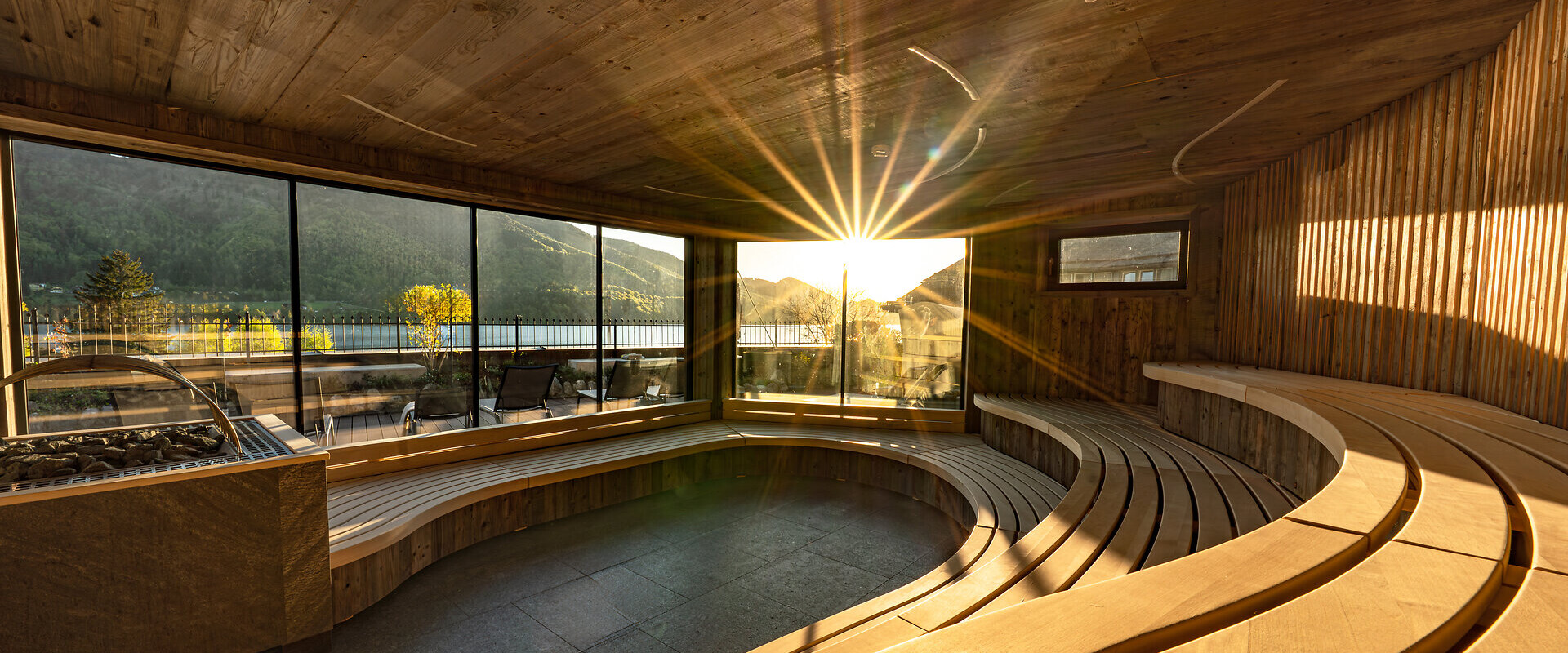 Pärchen beim Genießen der Zweisamkeit im Außenpool des 4*S Wellnesshotel Waldhof Fuschlsee Resort