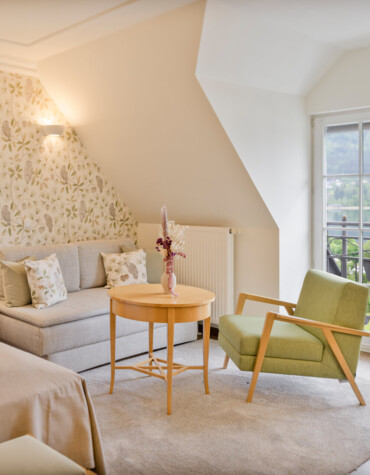 Großzügiges, lichtdurchflutetes Zimmer im 4*S Hotel Ebner's Waldhof mit Blick auf den Fuschlsee.