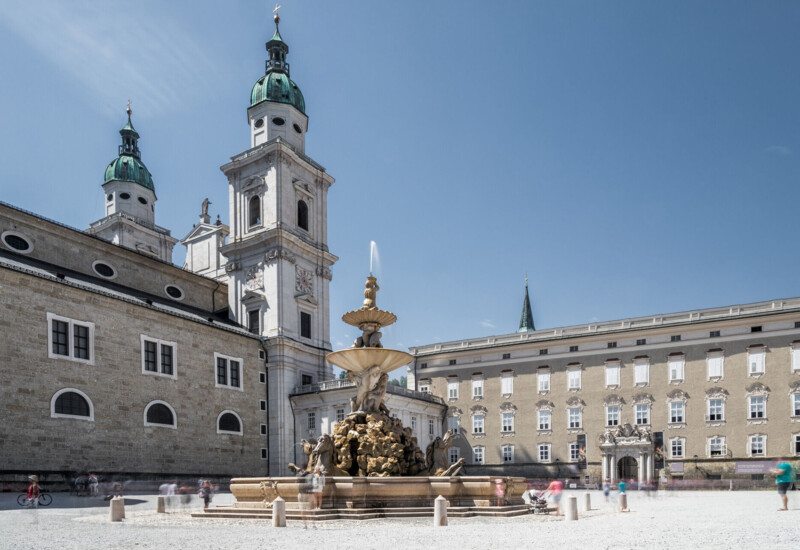 Blick auf den Salzburger Dom mit Domplatz und Springbrunnen in der Stadt Salzburg.