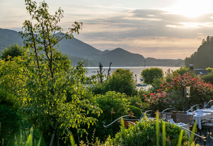 Panoramablick auf den Fuschlsee von der Terrasse des Hotel Ebner's Waldhof am See.