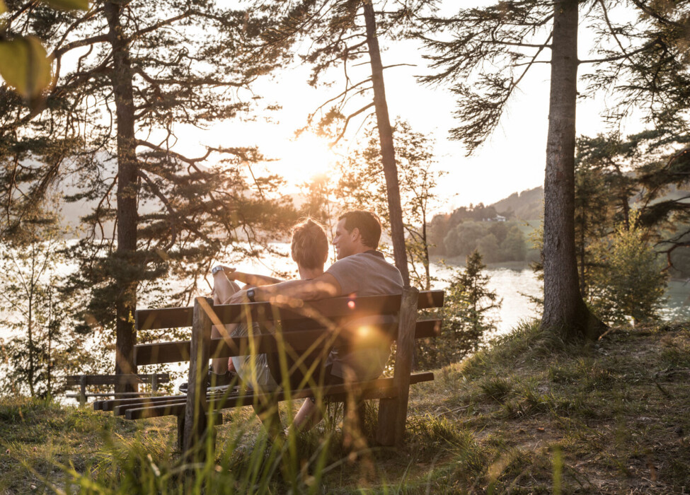 Pärchen auf einer Parkbank am Ufer des Fuschlsee, Salzkammergut.