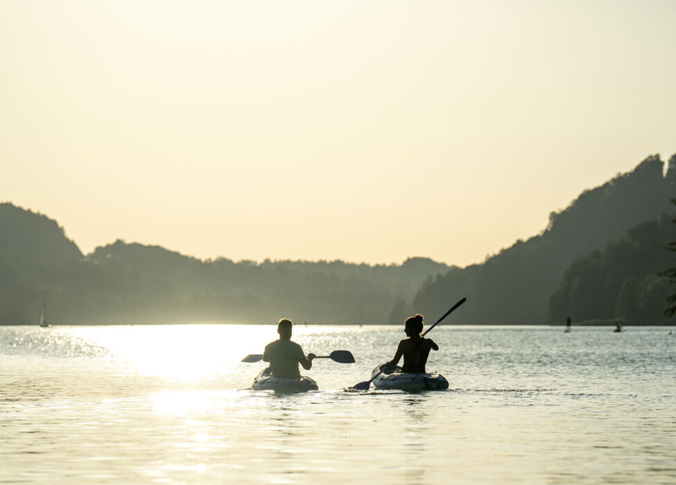 Aktivurlaub am Fuschlsee - Pärchen beim Rodeln auf der Waldhofalm.