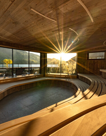 Pärchen beim Genießen der Zweisamkeit im Außenpool des 4*S Wellnesshotel Waldhof Fuschlsee Resort