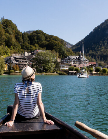 Panoramablick auf das 4 Sterne Superior Hotel Ebner's Waldhof mit dem Fuschlsee.