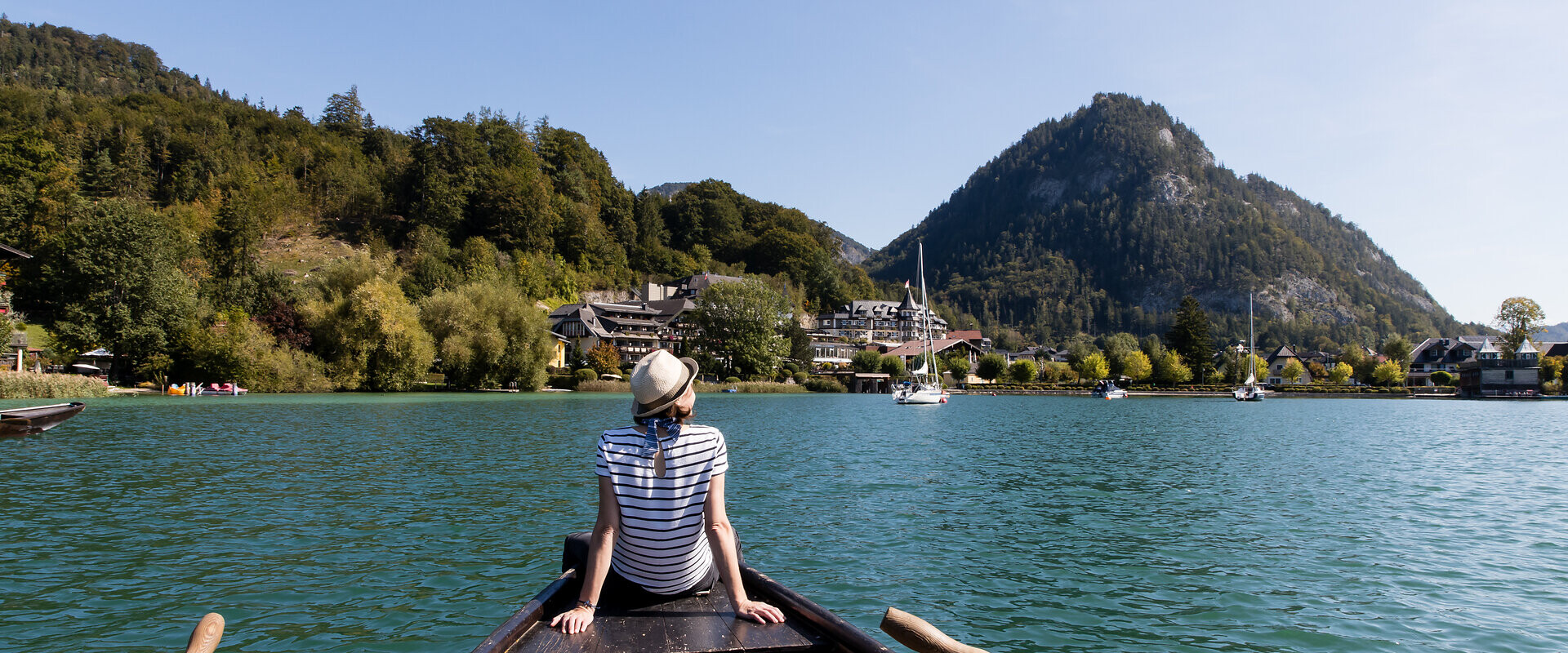 Panoramablick auf das 4 Sterne Superior Hotel Ebner's Waldhof mit dem Fuschlsee.