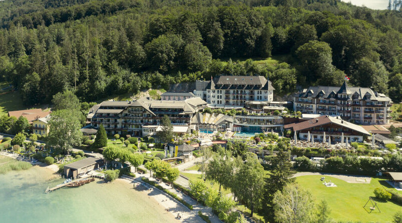 Paar mit Aussicht auf See