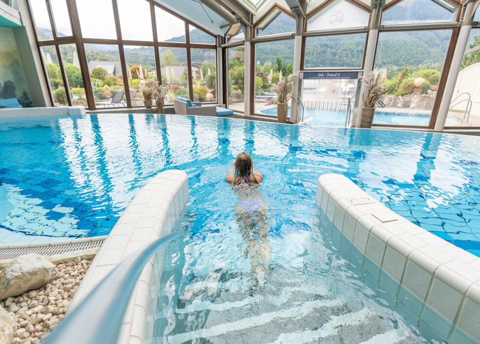 Blick auf das tief 4 Sterne Superior Wellnesshotel Ebner's Waldhof im Salzkammergut.