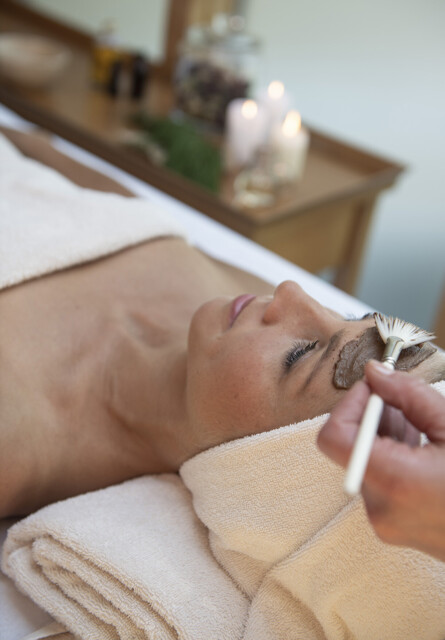 Gesichtsbehandlung im Spa des Wellnesshotels Waldhof Fuschlsee Resort.