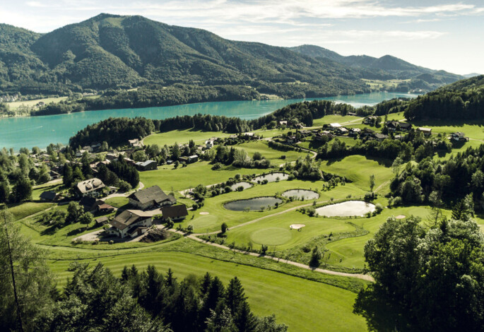 Panoramablick auf den Golfplatz des Golfhotels Ebner's Waldhof im Salzkammergut.