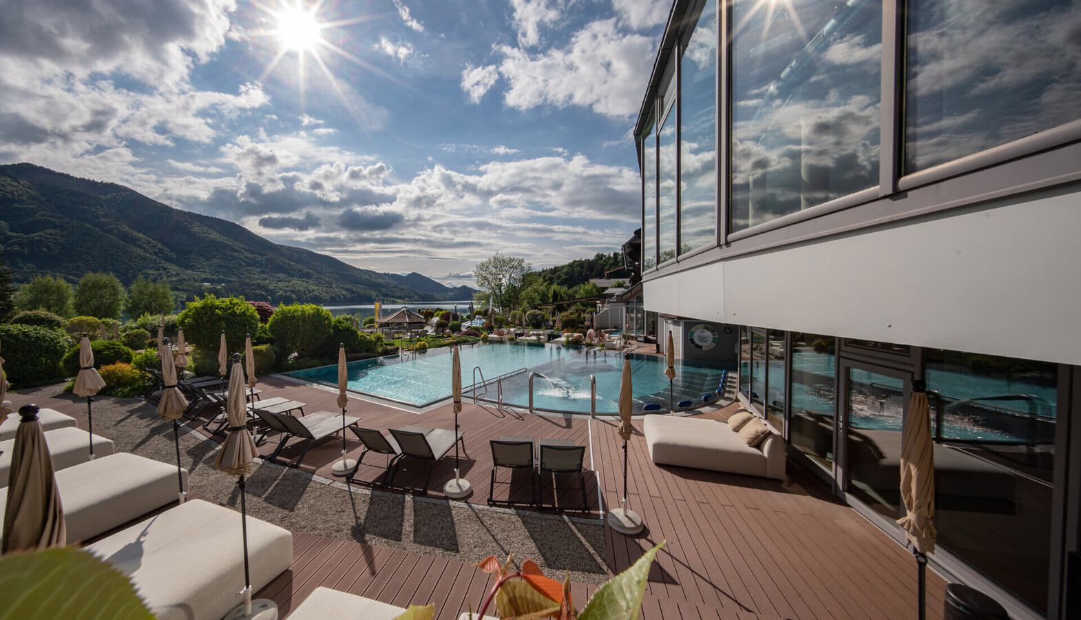Pärchen mit Getränken auf der Spa-Galerie im Wellnessbereich des 4-Sterne S Wellnesshotels Waldhof Fuschlsee Resort.