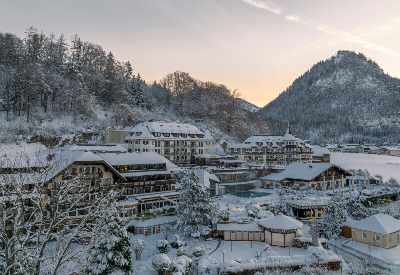 Außenansicht im Sommer des 4*S Wellnesshotel Waldhof Fuschlsee Resort