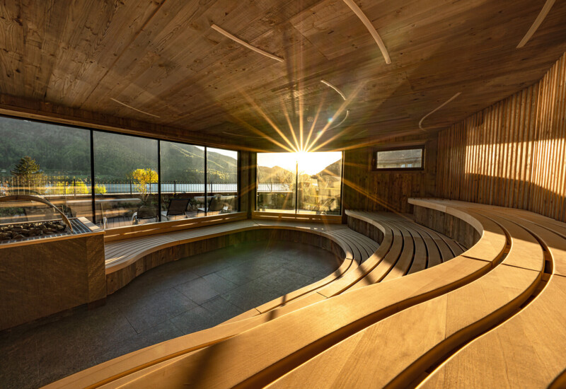 Pärchen beim Genießen der Zweisamkeit im Außenpool des 4*S Wellnesshotel Waldhof Fuschlsee Resort